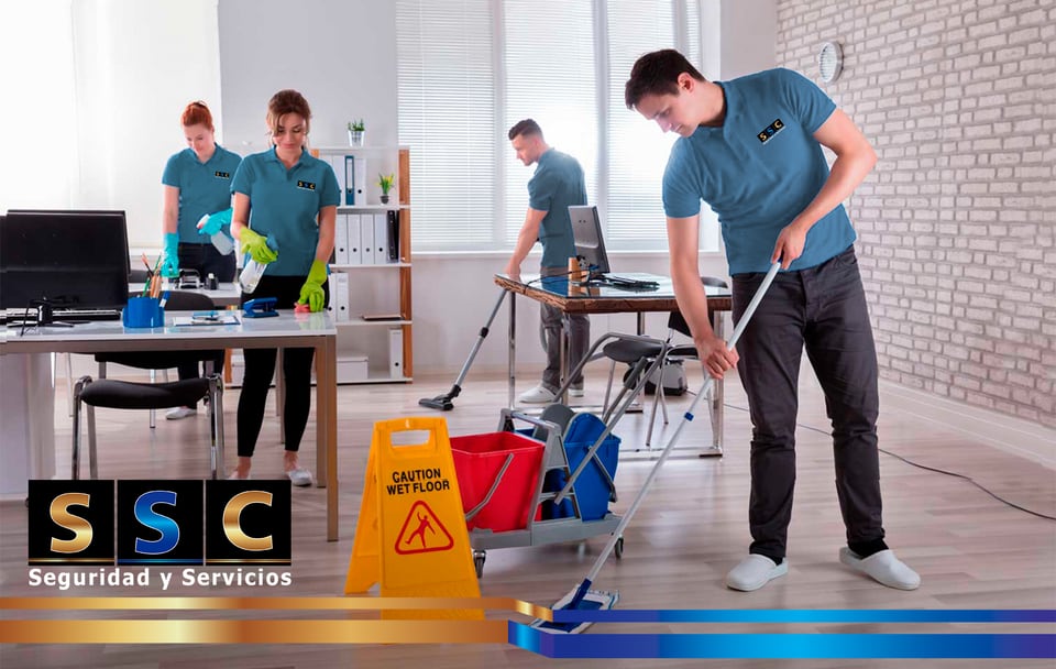 Equipo de limpieza SSC en oficina